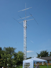 Antennentower vor Pavillon