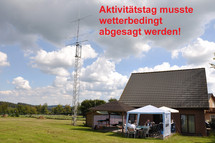 Antennentower neben Pavillon und Haus