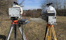 (Bild: Links ein Triband-Rig 122/134/241 GHz bei DK5NJ auf der Schwedenwache in JO50TI, rechts Triband-Rig aktuell nur mit 241-GHz-Technik eingebaut; Foto: DK5NJ-Webseite)