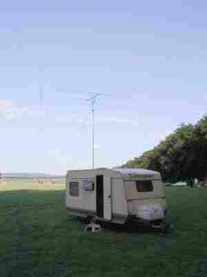 Wohnwagen mit meterhohem Antennenmast mit Amateurfunkantenne