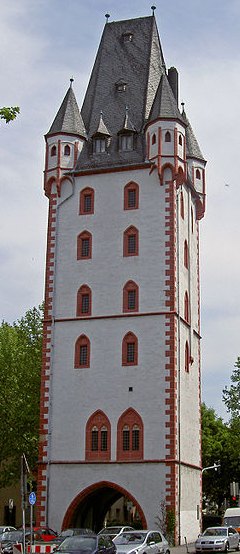 Hier im obersten Stockwerk ist seit Jahrzehnten der Klubraum des DARC-Ortsverbandes Mainz. Wer will diesen Standort schon leichtfertig aufgeben? Das will gut überlegt sein.