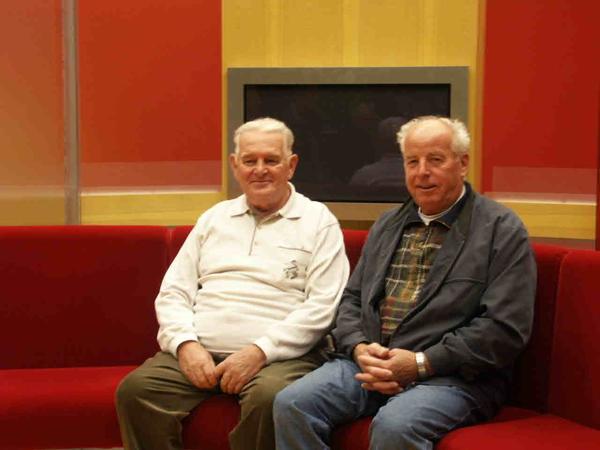 DJ6RV und DG9AU auf dem roten Sofa