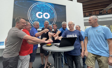 Das Projektteam drückt einen Buzzer als Startschuss