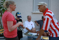 Bild: Eine Mutti mit ihrem Sohn aus Hoyerswerda ist sehr interessiert am Amateurfunk