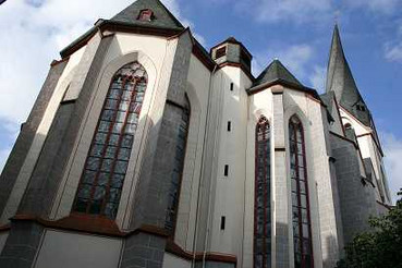 Die St. Clement Kirche mit schiefer Kirchturmspitze