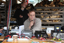 Andreas (DO5KF) im QSO auf 2 mtr., im Hintergrund unser Lizenzanwärter Daniel