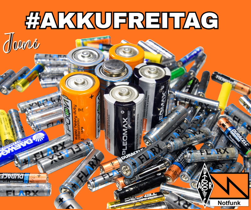 Viele verschiedene Batterien und Akkus in unterschiedlichen Größen liegen und stehen durcheinander auf orangefarbenem Hintergrund, oben der Schriftzug ‚#AKKUFREITAG‘, links ‚Juni‘, rechts unten das DARC- und Notfunk-Logo.