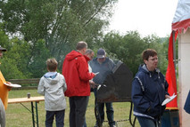 Der Grill ist nun in Betrieb und umlagert.