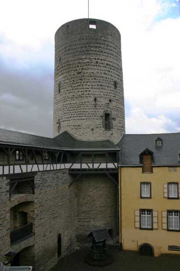 In der Burganlage: Blick auf den Goloturm, der begehbar ist - phantastische Aussicht über die Stadt