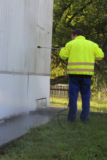 Simeon (DC2KF) bei der Außenreinigung des Funkwagens