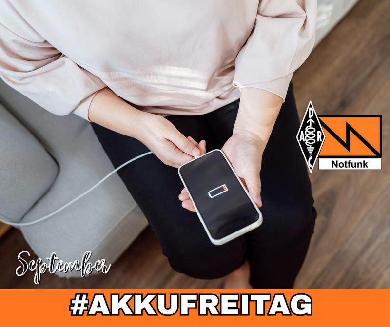 Person sitzt auf einem Stuhl und hält ein Smartphone mit fast leerem Batteriesymbol in den Händen, das über ein Kabel geladen wird; unten der Schriftzug ‚September‘, rechts das DARC- und Notfunk-Logo, unten der Hashtag ‚#AKKUFREITAG‘ auf orangefarbenem Rahmen.“