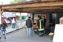 Auch die Feuerwehr besuchte unseren Stand, um sich über den Amateurfunk zu informieren, rechts im Bild ein Aufsteller des Standes unseres Gastgebers