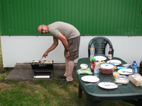 Grillmeister Christian (DO8CW) bei der Arbeit