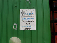 Das neue OV- und Clubstationsschild hängt