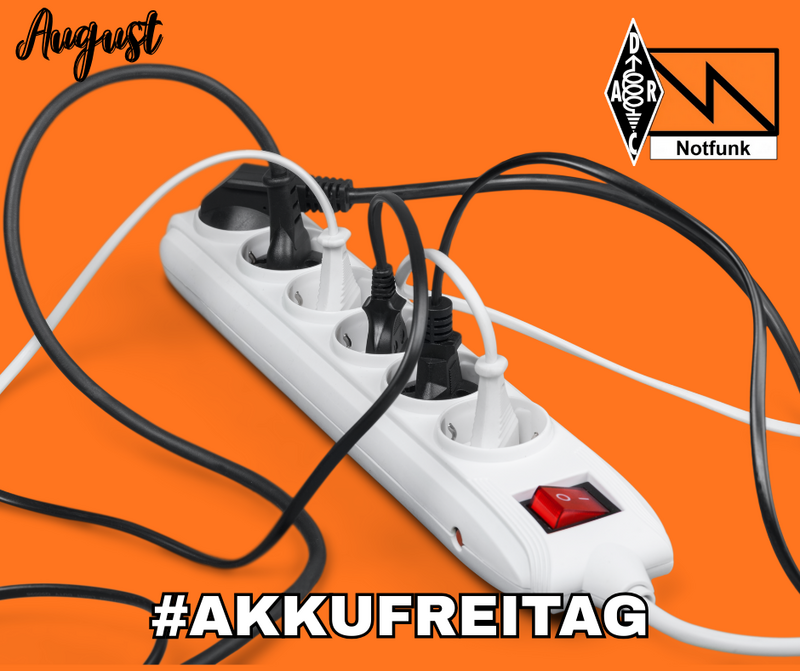 Weiße Mehrfachsteckdose mit rotem Ein-/Aus-Schalter, in die mehrere schwarze und weiße Netzstecker eingesteckt sind; Kabel verlaufen über orangefarbenem Hintergrund, oben links der Schriftzug ‚August‘, oben rechts das DARC- und Notfunk-Logo, unten der Hashtag ‚#AKKUFREITAG‘.