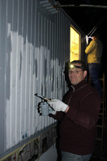 Andreas (DO5KF) beim Grundieren der Rückwand