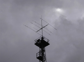 Gitterturm auf dem Gelände des OV F72 mit KW-Beam und Antenne für das Relais