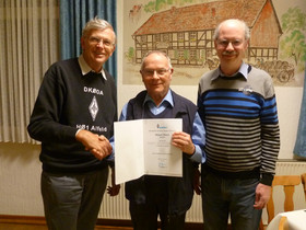 Ehrung 50 Jahre DARC-Mitglied: Jürgen Meyer DJ2WY (Mitte)