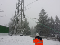 Karsten (DG7KAD) bei der Bergung des beschädigten KW-Beams