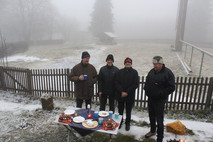 Gerald (DB5WY); Andreas (DO1KF), Markus (DC1GN) und Rudolf (DL1PB) warten auf den Beginn der Fackelwanderung