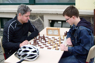 Günter - DL5YYM - beim Schachspiel.