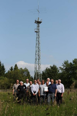 Die Gründungsversammlung des OV Fuchskaute (F72) vor einem der beiden 30-mtr. Antennenmasten