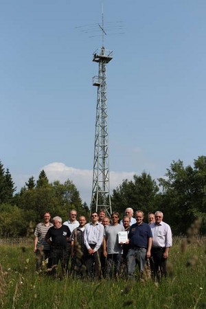 Die Gründungsversammlung des OV Fuchskaute (F72) vor einem der beiden 30-mtr. Antennenmasten
