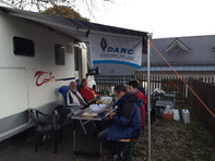 Gesellige Runde vor dem Wohnmobil von Birgitt (DH2FDN) und Klaus (DL2FP).