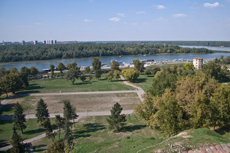 the nicely wooded stripe in front of the skyscrapers shows a nature conservation island, it is a native area for many birds