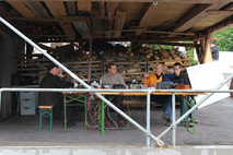 Das Stand-Team lauscht interessiert den Ausführungen unseres CW-Operators Georg (DF9ZV)