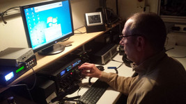 Klaus, DH7NK, an der Station von DF0KF