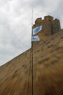 DARC Flagge am Mast vor Burg