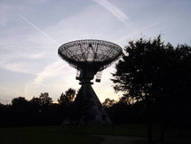 Silhouette der Antenne des Astropeilers