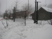 winterlicher Zugang zum Gelände