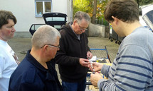 Christian Böhr (DG5KCB), Werner Kloss (DH8KW), Wilhelm Wiss (DB5WI)  und Edgar Kindel (DH9BM) draußen am Basteltisch.