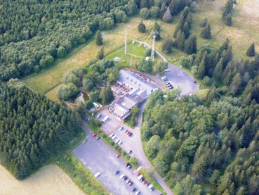 Luftbild des Hotels Fuchskaute mit dem oberhalb liegenden OV-Gelände mit den beiden Antennenmasten
