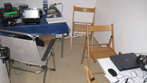 Das Shack mit zwei kompletten Stationen; Platz ist in der kleinsten Hütte.