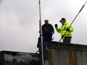 Antennenbau bei Sturm auf dem Turm