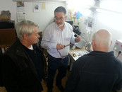 Wolfgang Beer (Mitte) im Gespräch mit Besuchern