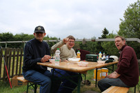 Markus (DC1GN), Simeon (DC2KF) u. Andreas (DO5KF) genießen die Pause und das Essen