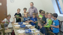 Im Bild Wolfgang, DK2FQ, mit einigen Kindern.