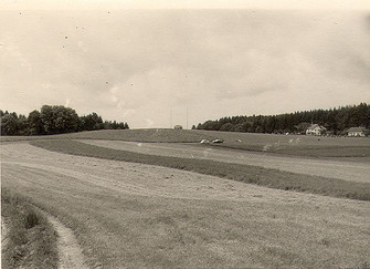 Der Funkwagen von der Bw oder dem Zivilschutz und zwei Kurbelmasten mit Antennen