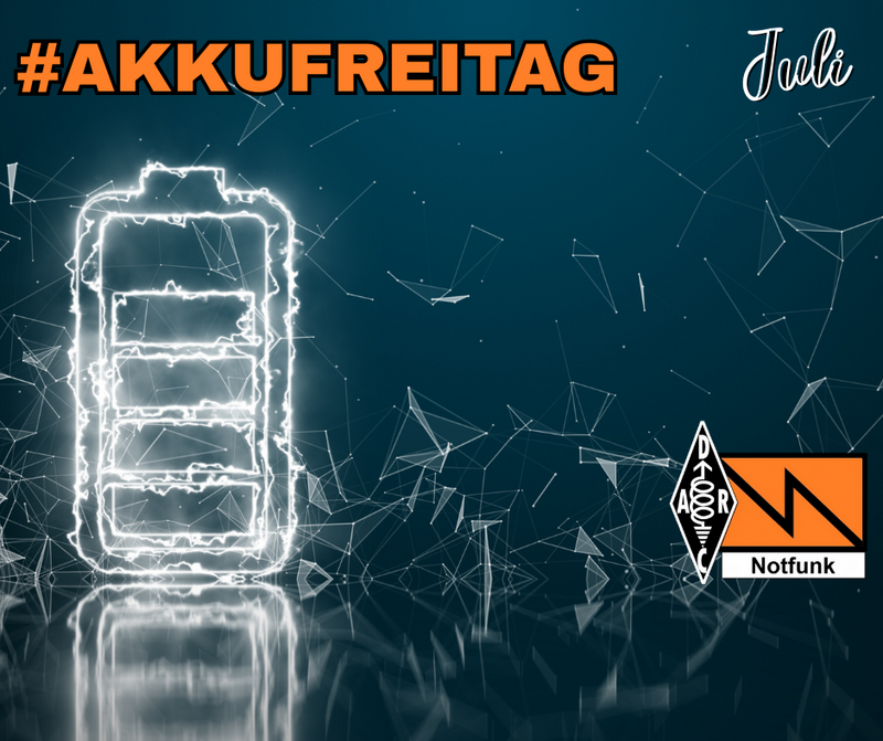 Leuchtende, stilisierte Batterie mit mehreren Ladebalken vor dunklem, abstraktem Netzwerk-Hintergrund, oben links der Schriftzug ‚#AKKUFREITAG‘, oben rechts ‚Juli‘, rechts unten das DARC- und Notfunk-Logo.