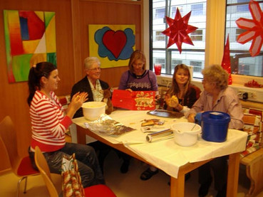 Das Foto zeigt Doris DF4AJ (2. v. links) und Thea DH4TS (rechts) bei der Spendenübergabe in Göttingen