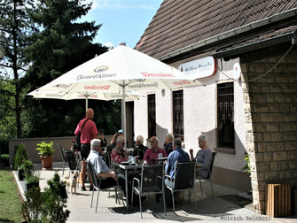 Bild gemütliches Beisammensein bei Essen und Trinken