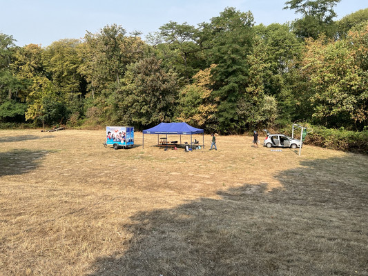 Aufbau auf Wiese