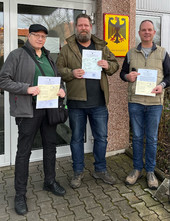 Rufus (DO1APC), Thomas (DL1MAD) und Jürgen (DO6SJ) nach der bestandenen Amateurfunkprüfung bei der BNetzA Dortmund (Photo: DL1MAD)