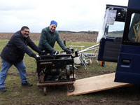 Marxen DO1MMS und Chris8 beim Einladen des Generators Marxen DO1MMS und Chris8 beim Einladen des Generators