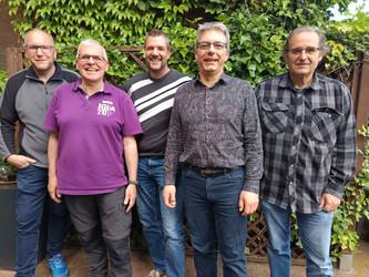 v.l.n.r.: Carsten Reh, DL5OCR, stellv. OVV - Ralf Hiller, DL5HAI, Kassenwart - Sebastian Hornbostel, DB4SJP, OVV - Frank Hänsel, DL8ABG, Jugendgruppenleiter - Bernd Jäkel, DK2AY, QSL-Manager v.l.n.r.: Carsten Reh, DL5OCR, stellv. OVV - Ralf Hiller, DL5HAI, Kassenwart - Sebastian Hornbostel, DB4SJP, OVV - Frank Hänsel, DL8ABG, Jugendgruppenleiter - Bernd Jäkel, DK2AY, QSL-Manager