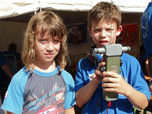 Mädchen und Junge mit Peiler